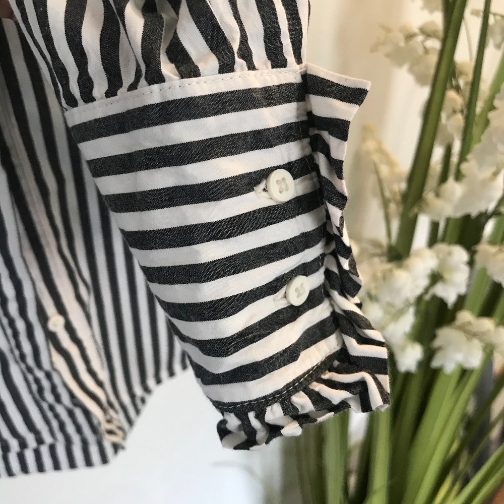 ⬇️🎈H&M Striped Ruffled Button down - Picture 7 of 8